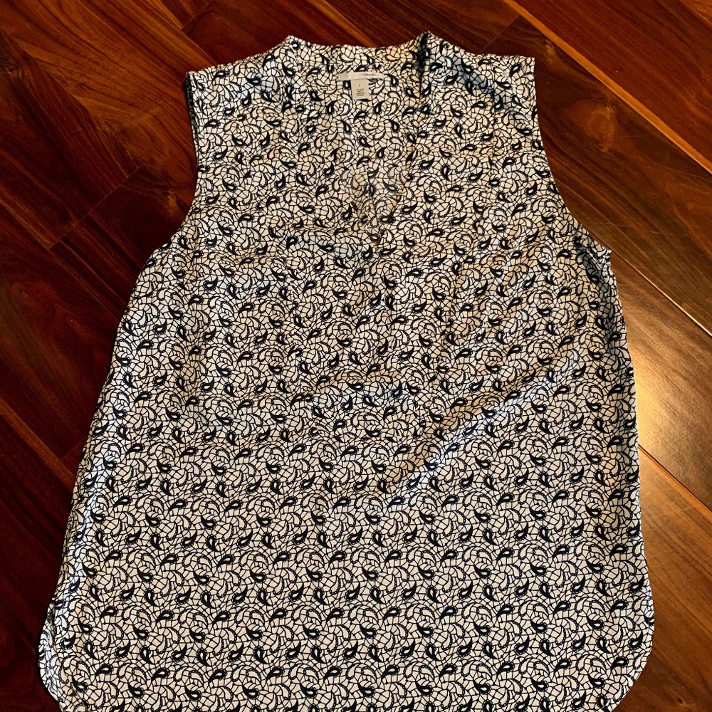 Halogen short sleeve V-neck top, size Small, gray & white
